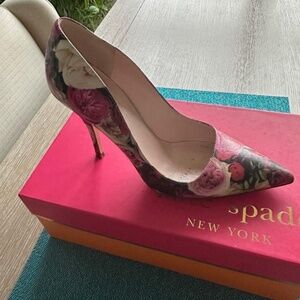 Kate Spade Licorice  Photo Real Rose/ Printed Leather 7M